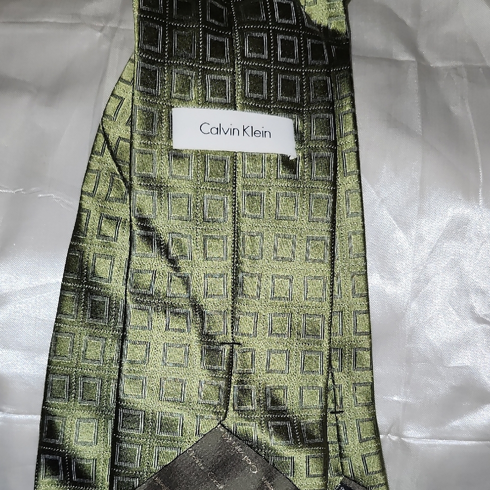 Calvin Klein Green Silk Tie with Geometric Pattern - Picture 3 of 3
